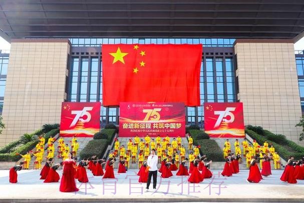 三万人齐唱《我和我的祖国》，球场变红色海洋